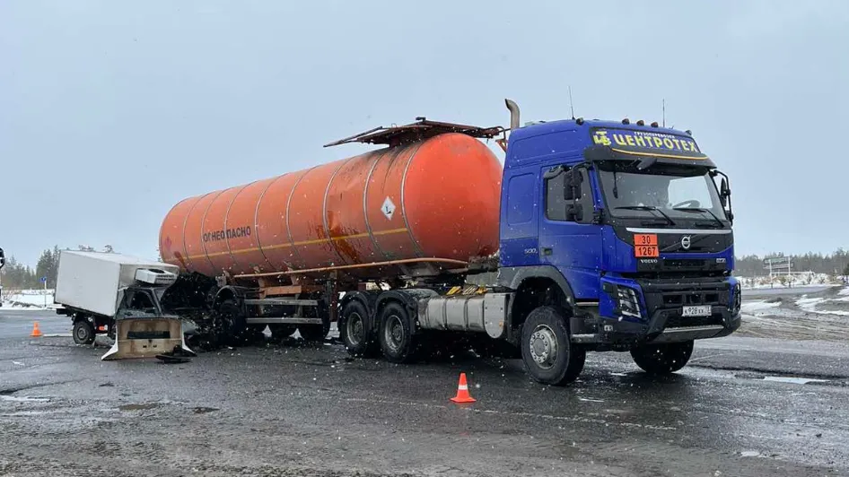 На Ямале бензовоз столкнулся с автомобилем-фургоном