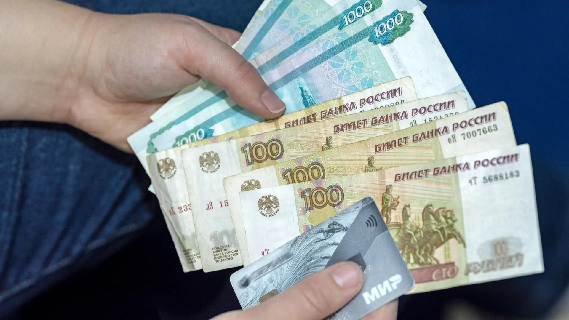 Украли карту и потратили деньги: в Яр-Сале вынесли приговор двум девушкам