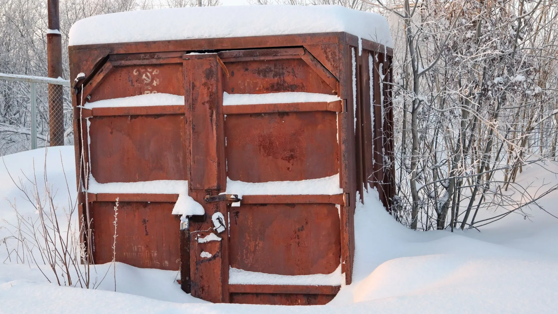 В Тарко-Сале землю освободят от пяти самовольных конструкций