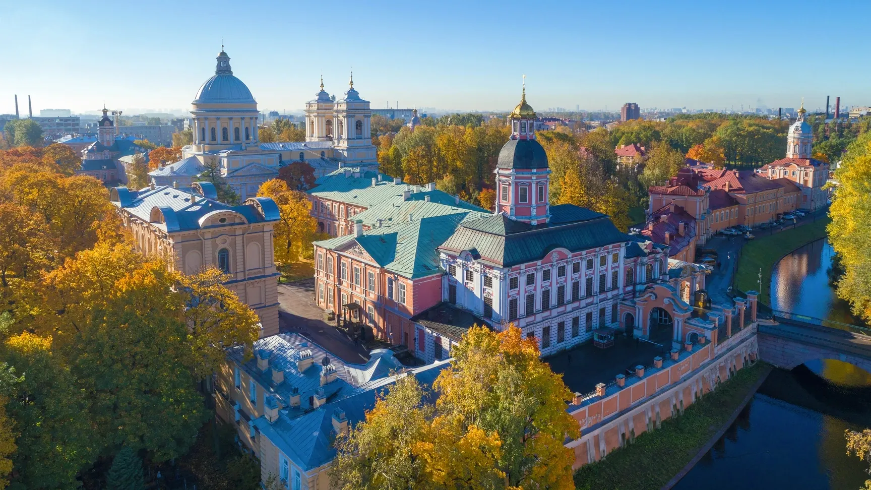 Свято-Троицкая Александро-Невская лавра в Санкт-Петербурге. Фото: Karasev Viktor/Shutterstock/Fotodom
