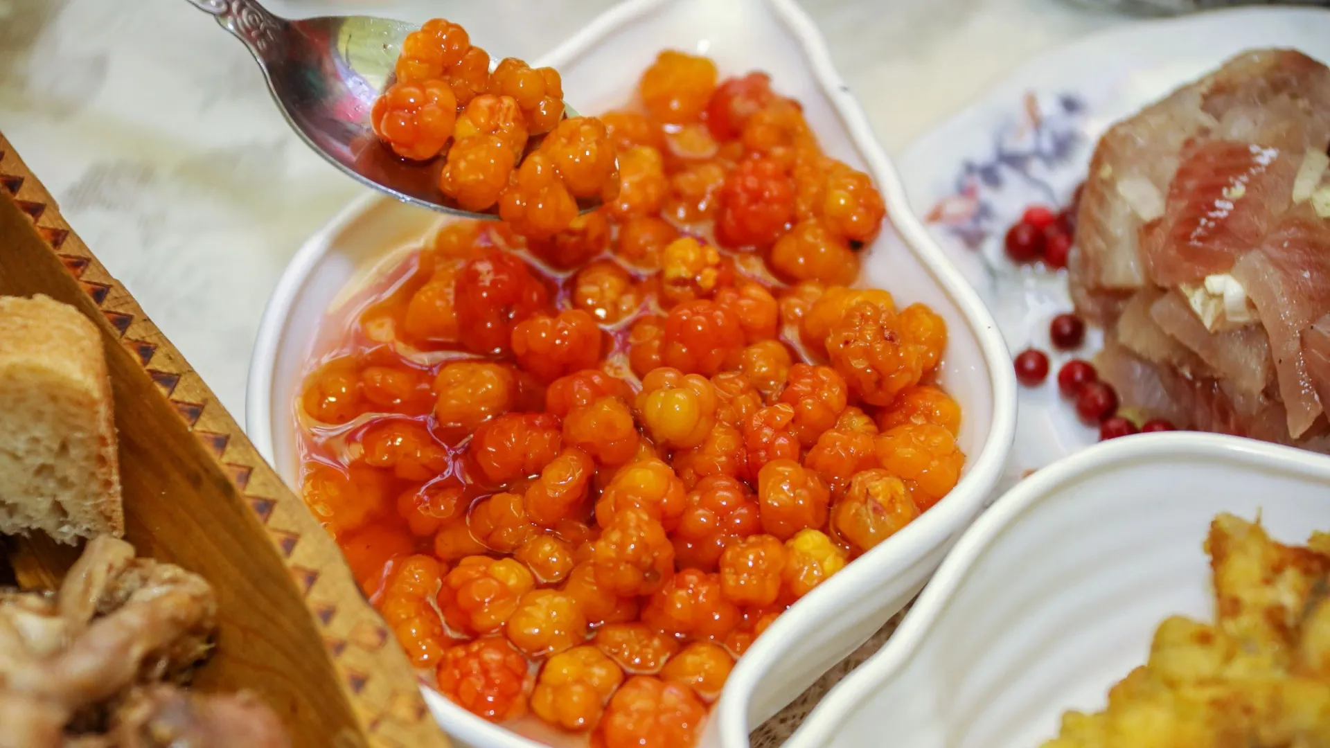 Морошка — кладезь витаминов и любимый десерт ямальцев. Фото: Василий Петров / «Ямал-Медиа»