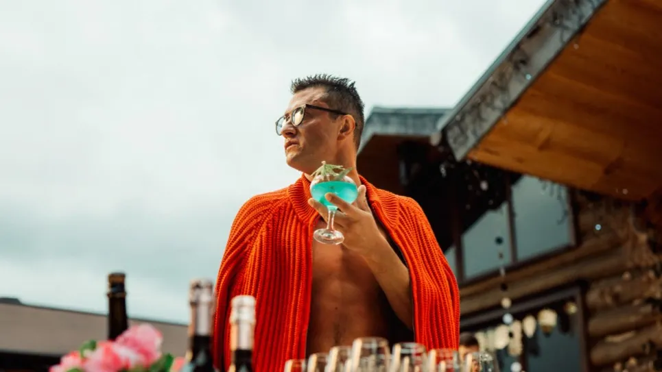 Кадр со съемок фильма «Мажор в Дубае»/«Бар Продакшн»/«Плюс Студия»/«Централ Партнершип»/kinopoisk.ru