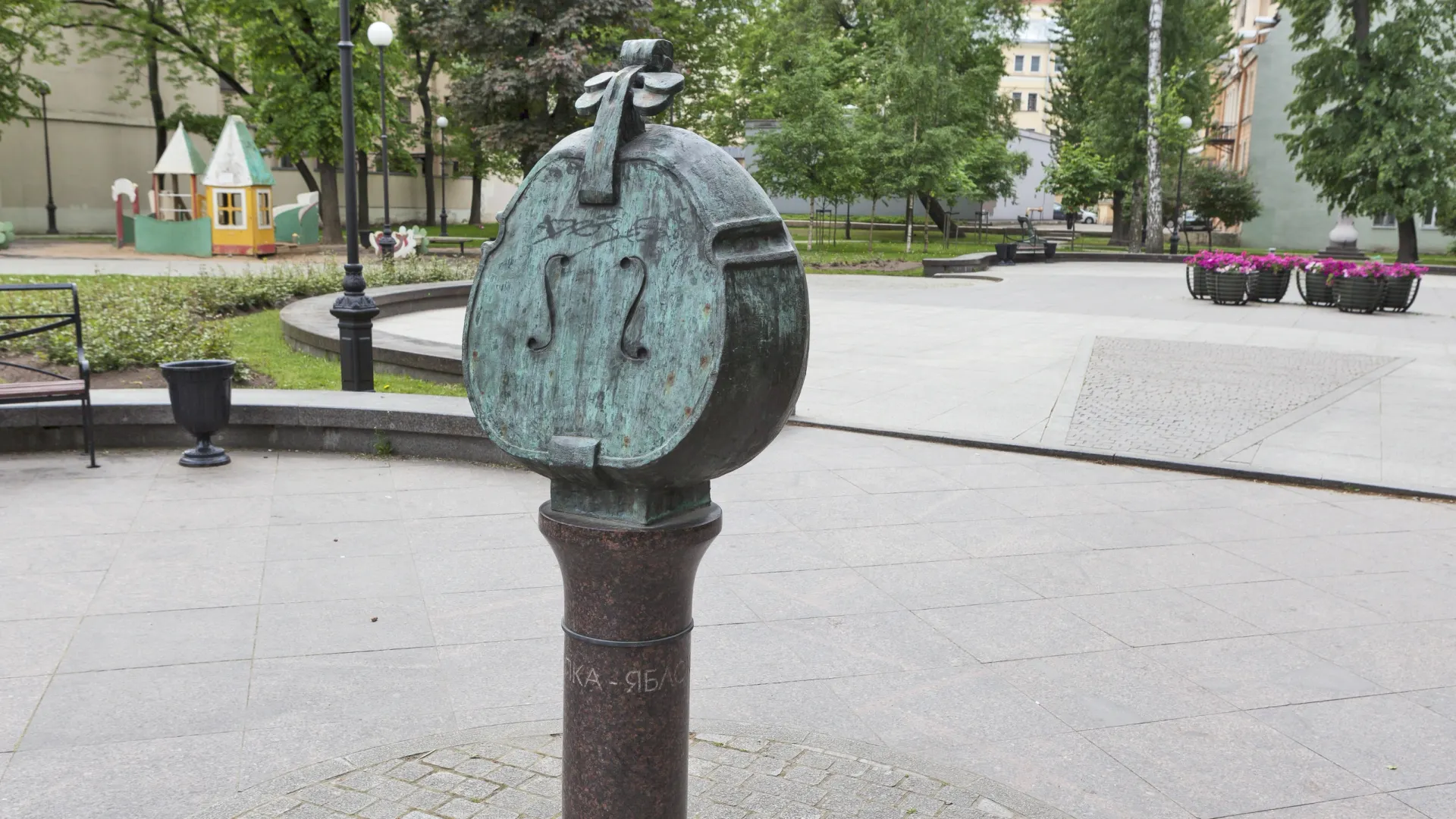 Скрипка-яблоко — символ искушения музыкой: скульптура в сквере Андрея Петрова в Санкт-Петербурге. Фото: Sergei Afanasev/Shutterstock/Fotodom