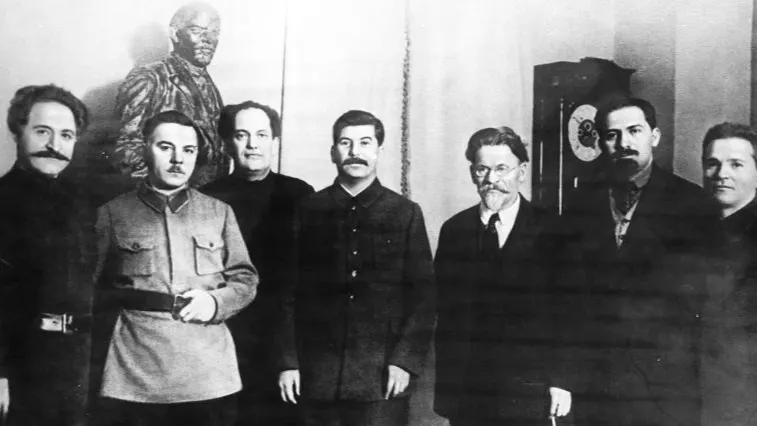 Пятидесятилетие Иосифа Сталина. Слева направо: Серго Орджоникидзе, Климент Ворошилов, Валериан Куйбышев, Иосиф Сталин, Михаил Калинин, Лазарь Каганович, Сергей Киров. 19 декабря 1929 г. Фото: Аркадий Шишкин/МАММ/МДФ/russiainphoto.ru