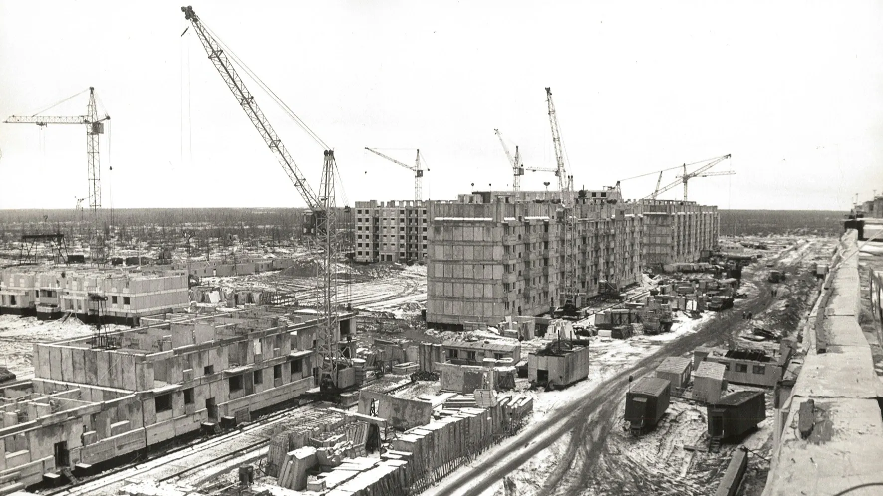 Так создавался городской комфорт посреди тундры. Фото: К. Стрелков, фонд Новоуренгойского городского музея изобразительных искусств.