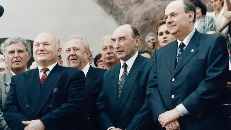 Юрий Лужков, Владимир Ресин, Зураб Церетели и другие официальные лица. Фото: Борис Кремер/МАММ/МДФ/russiainphoto.ru