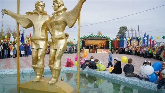 На центральной площади поселка любят отдохнуть ханымейцы. Фото: hikm.ru