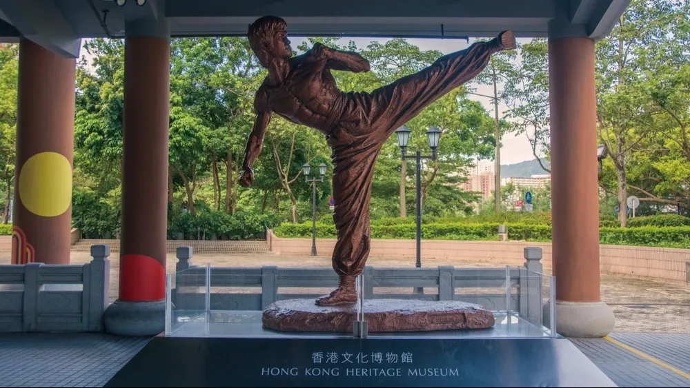 Статуя Брюса Ли у входа в Музей наследия Гонконга. Фото: Steve Travelguide/Shutterstock/Fotodom