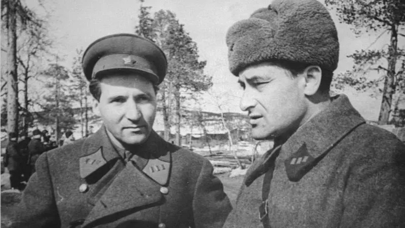 Писатели Константин Симонов и Евгений Петров. 1 сентября 1941 — 30 апреля 1942. Фото: Сергей Васин/МАММ/МДФ/ russiainphoto.ru