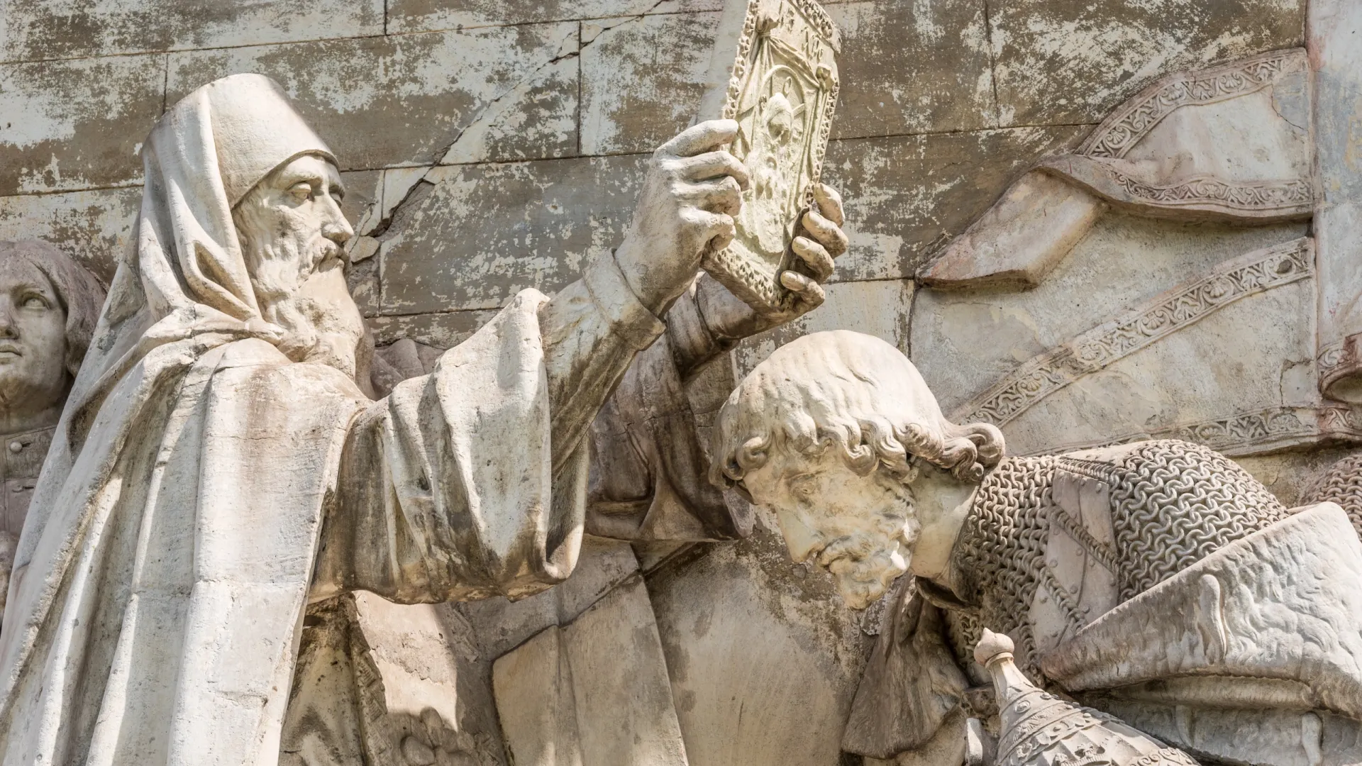 Барельеф «Сергий Радонежский благословляет князя Дмитрия Донского» в некрополе Донского монастыря. Фото: Ostranitsa Stanislav/Shutterstock/Fotodom