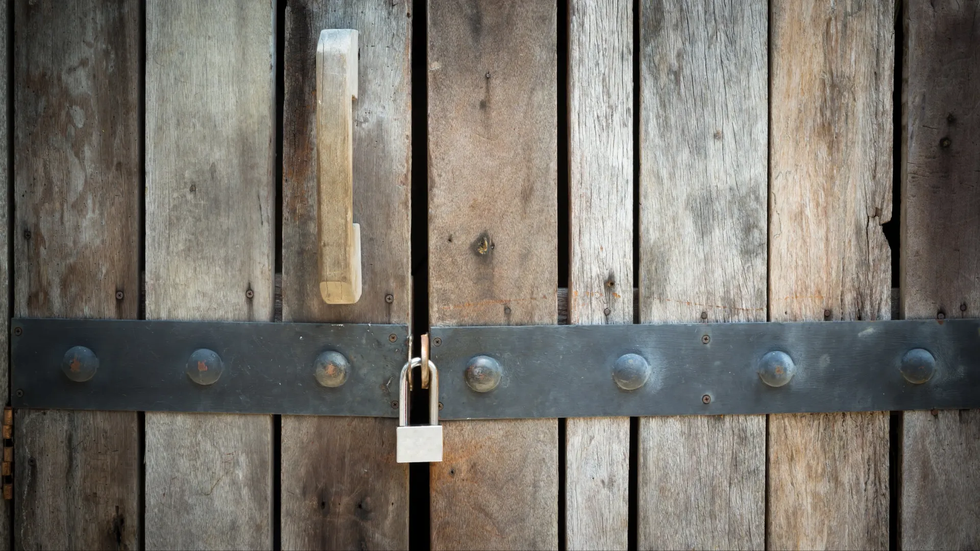 Новые замки на дверях привлекут внимание воров. Фото: Ratchat/Shutterstock/Fotodom