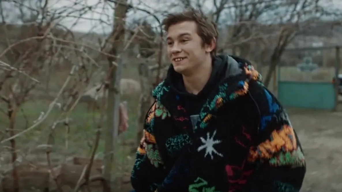 Никита Кологривый в роли Гены Зуева в сериале «Черная весна». Кадр из видео: kinopoisk.ru