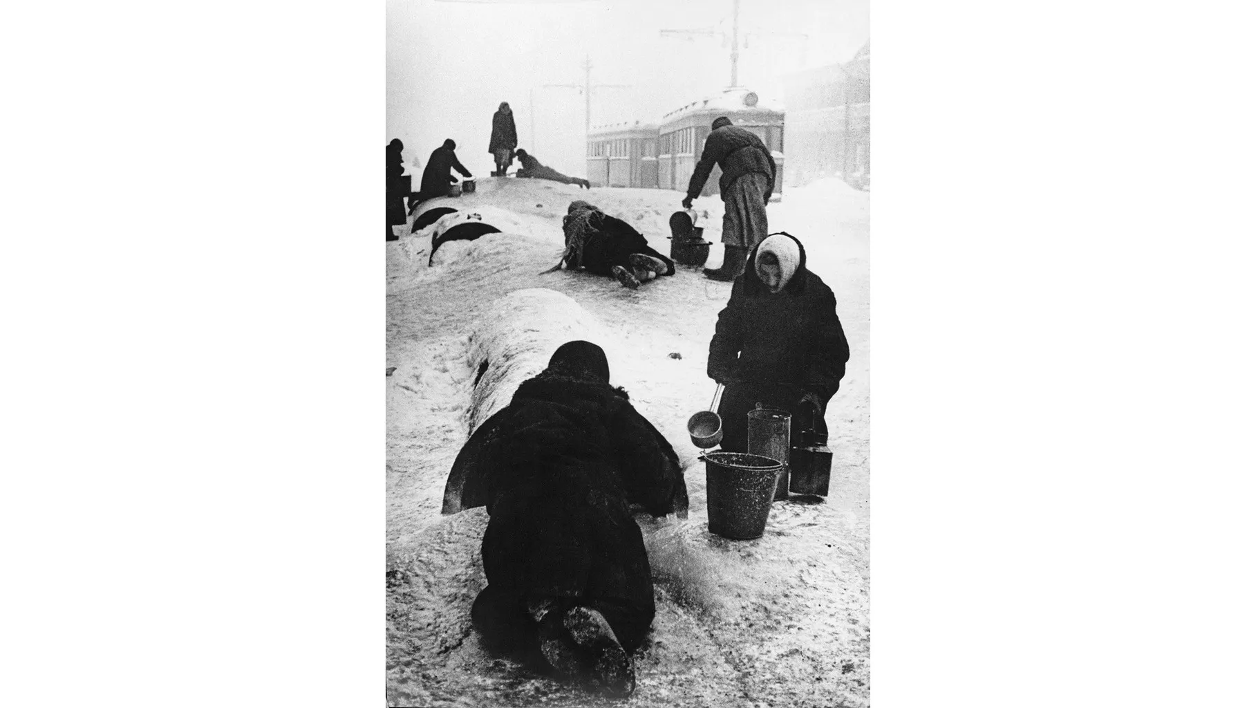 Блокадный водопровод на Звенигородской улице. 1942 г. Фото: Всеволод Тарасевич/МАММ/МДФ/russiainphoto.ru