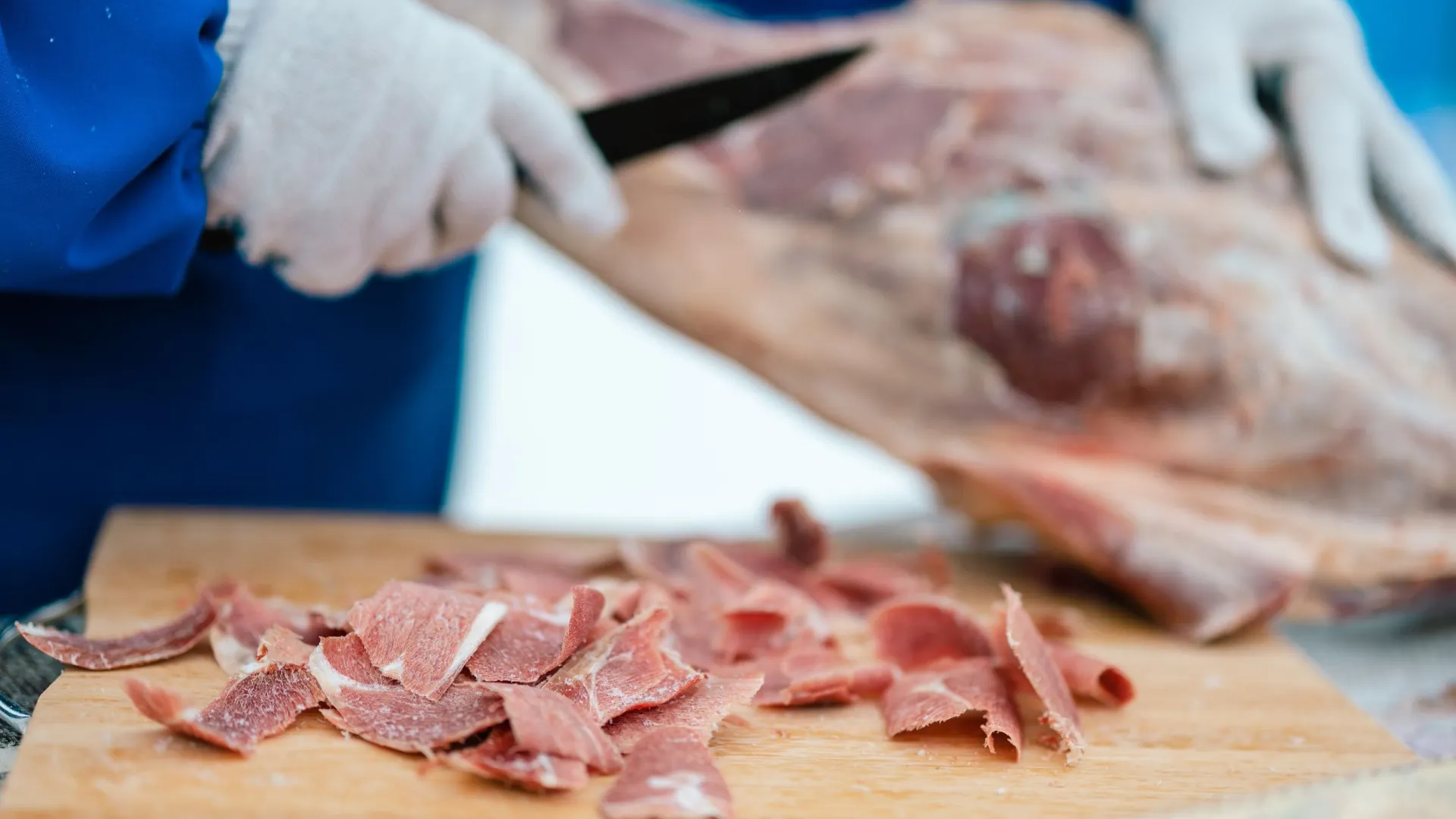 Мясо или рыбу для строганины режут тонкими кусочками. Фото: Юлия Чудинова / «Ямал-Медиа»