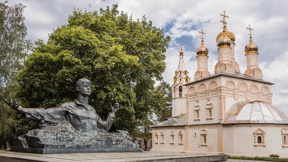 Памятник поэту Сергею Есенину на фоне храма Спаса Преображения на Яру в Рязани. Фото: PhotoJuli86/Shutterstock/Fotodom