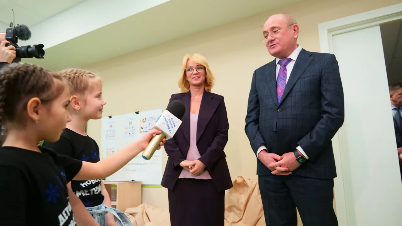 Заместитель председателя правления ПАО «Газпром» Виталий Маркелов посетил детсад «Метелица», где есть своя телестудия. Фото: yanao.ru.