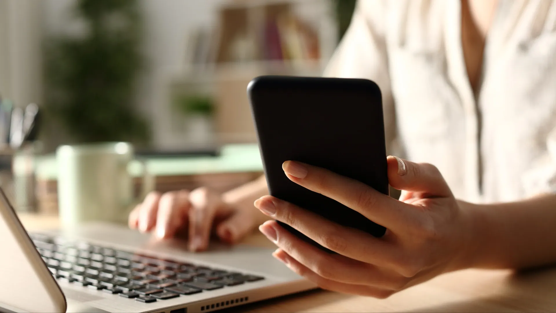 Discord работает и с компьютеров, и с мобильных устройств. Фото: Pheelings media/Shutterstock