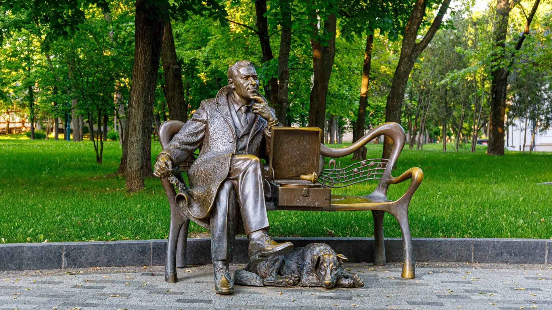 Бронзовая скульптура певца и актера Марка Бернеса в Харькове. Фото: ZagAlex/Shutterstock/Fotodom 