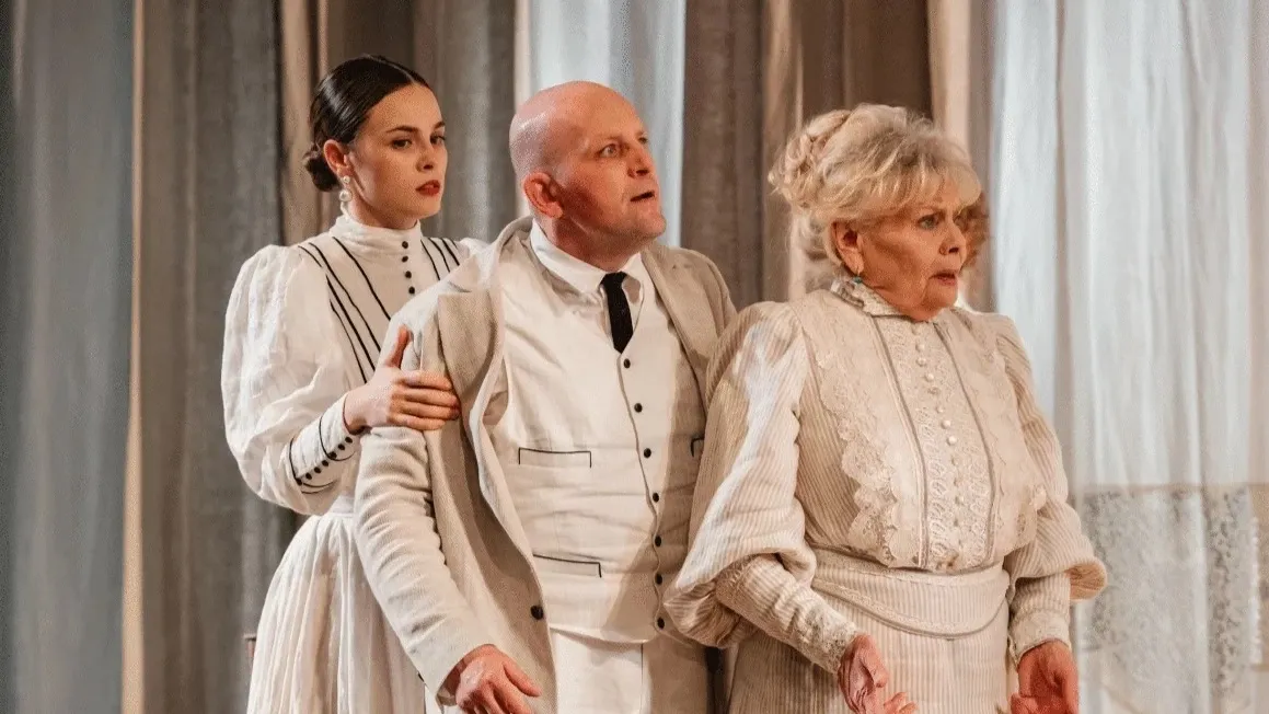 Сцена из спектакля «Дядя Жорж» (по пьесам А. П. Чехова) Московского академического театра сатиры. Фото: satire.ru