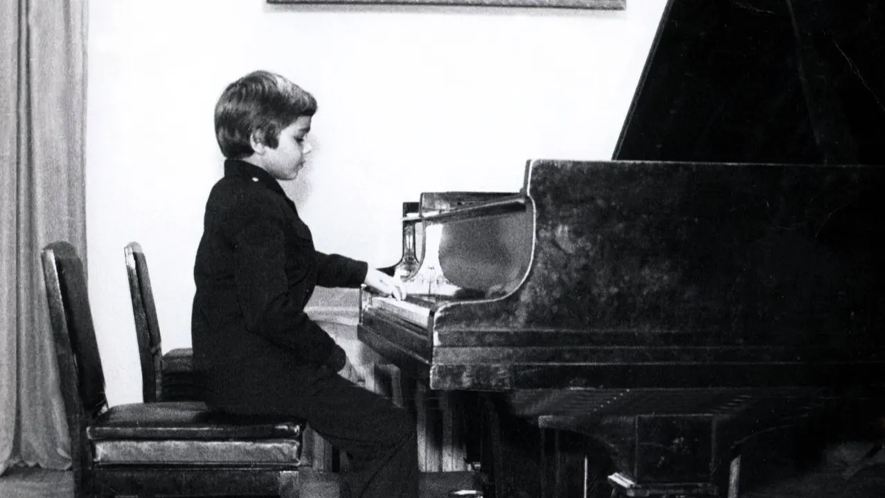 Дима Маликов за роялем. Фото: t.me/dmitry_malikov_official