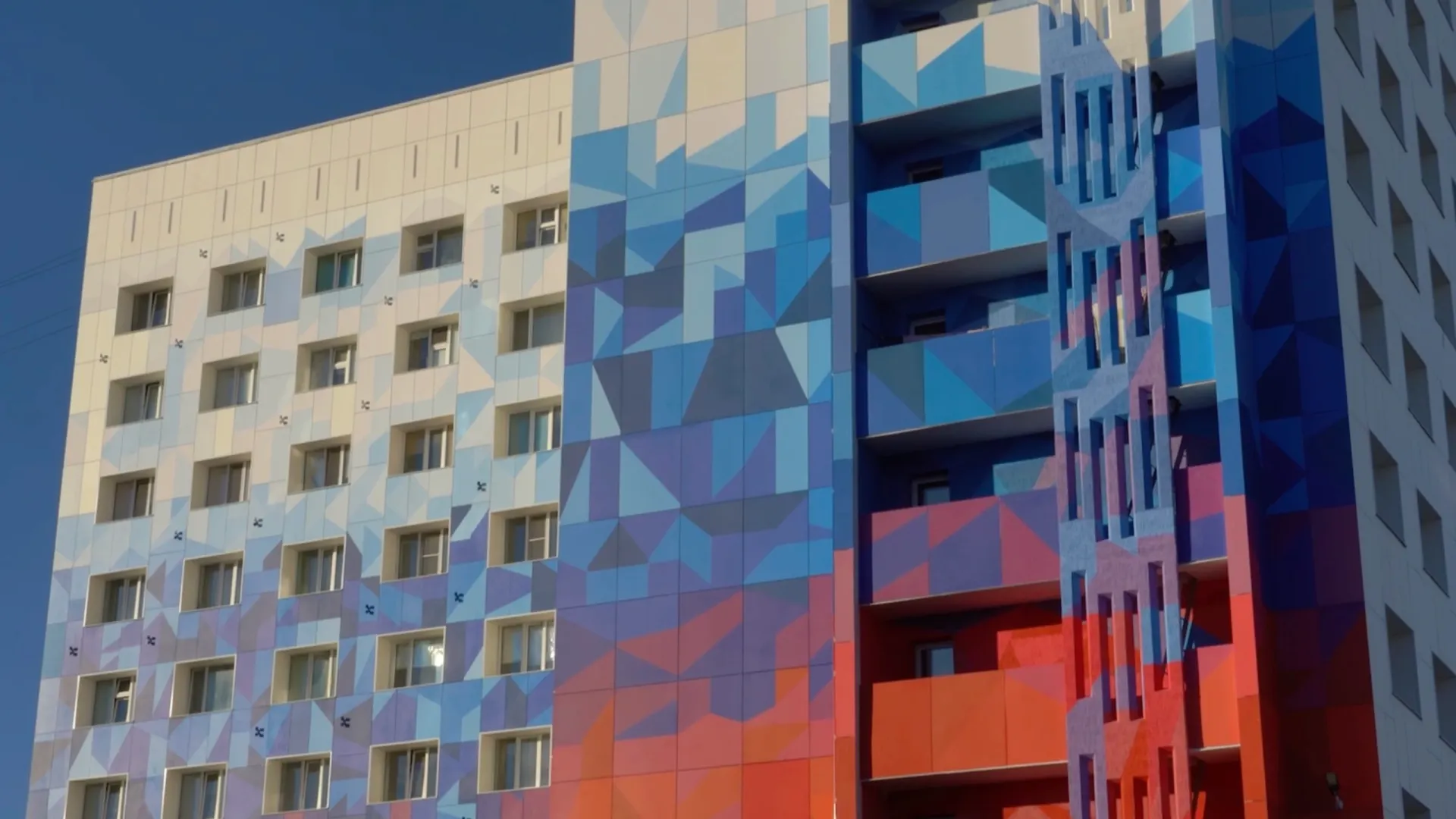 В Ноябрьске на проспекте Мира появился дом-флаг