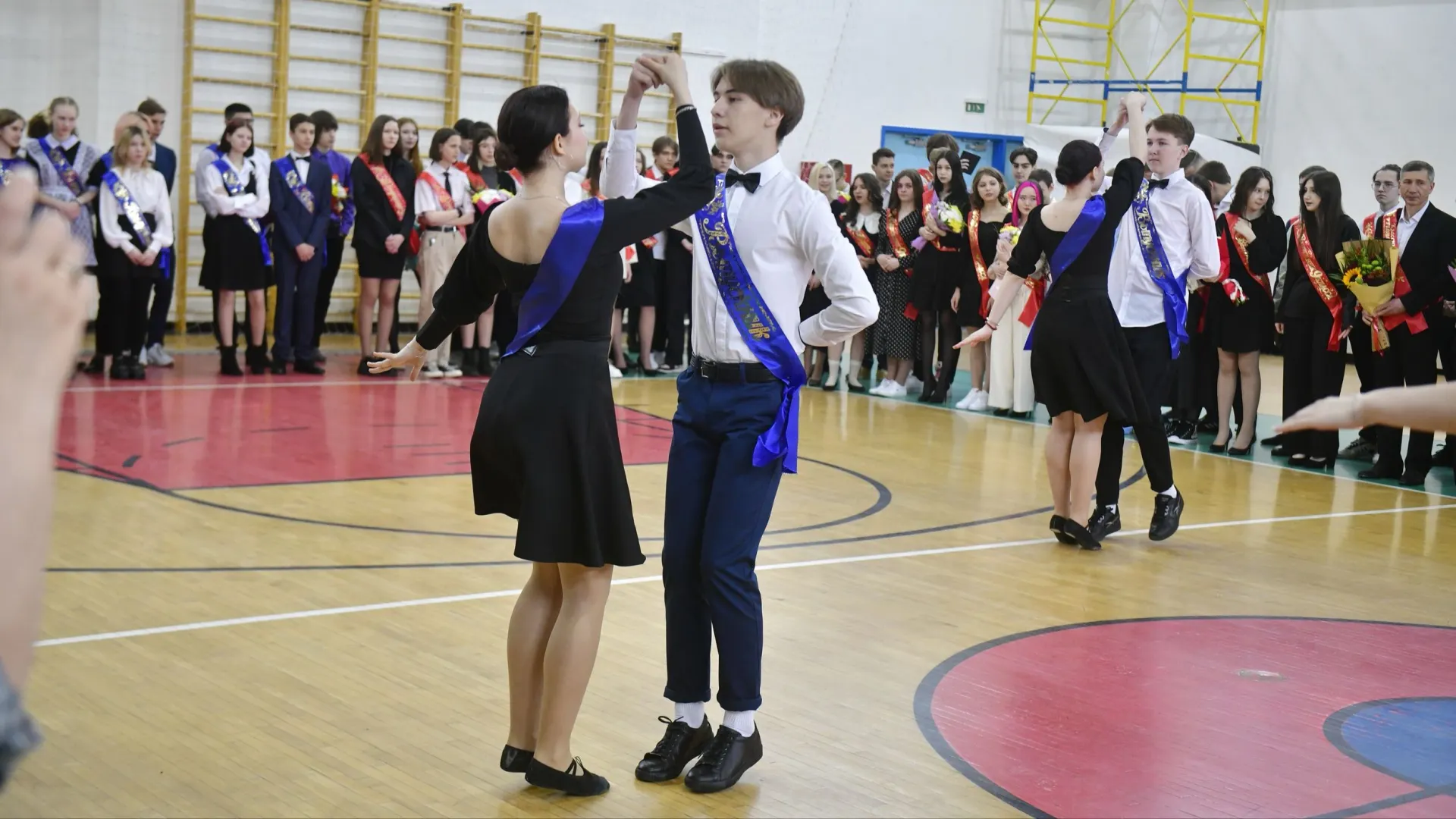 Выпускники традиционно танцуют школьный вальс в день последнего звонка. Фото: Андрей Ткачев/«Ямал-Медиа»