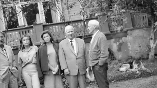 Никита Хрущев на своей даче с кинофотодокументалистом Романом Карменом, его супругой Майей и ее дочерью Аленой. Фото: Лев Петров/МАММ/МДФ/russiainphoto.ru