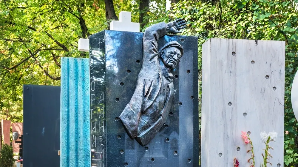 Памятник на могиле режиссера Георгия Данелии на Новодевичьем кладбище. Фото: Baturina Yuliya/Shutterstock/Fotodom