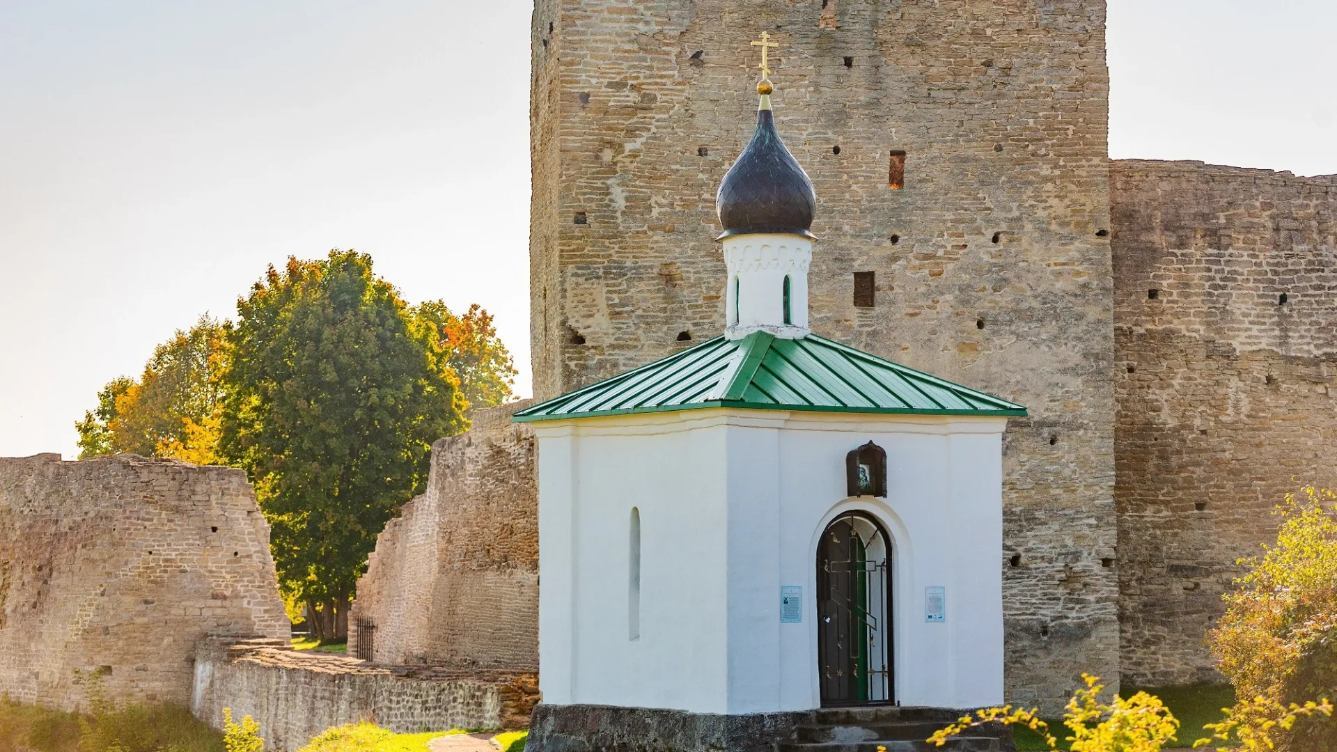 Часовня Корсунской иконы Божией Матери у Изборской крепости. Фото: museum-izborsk.ru