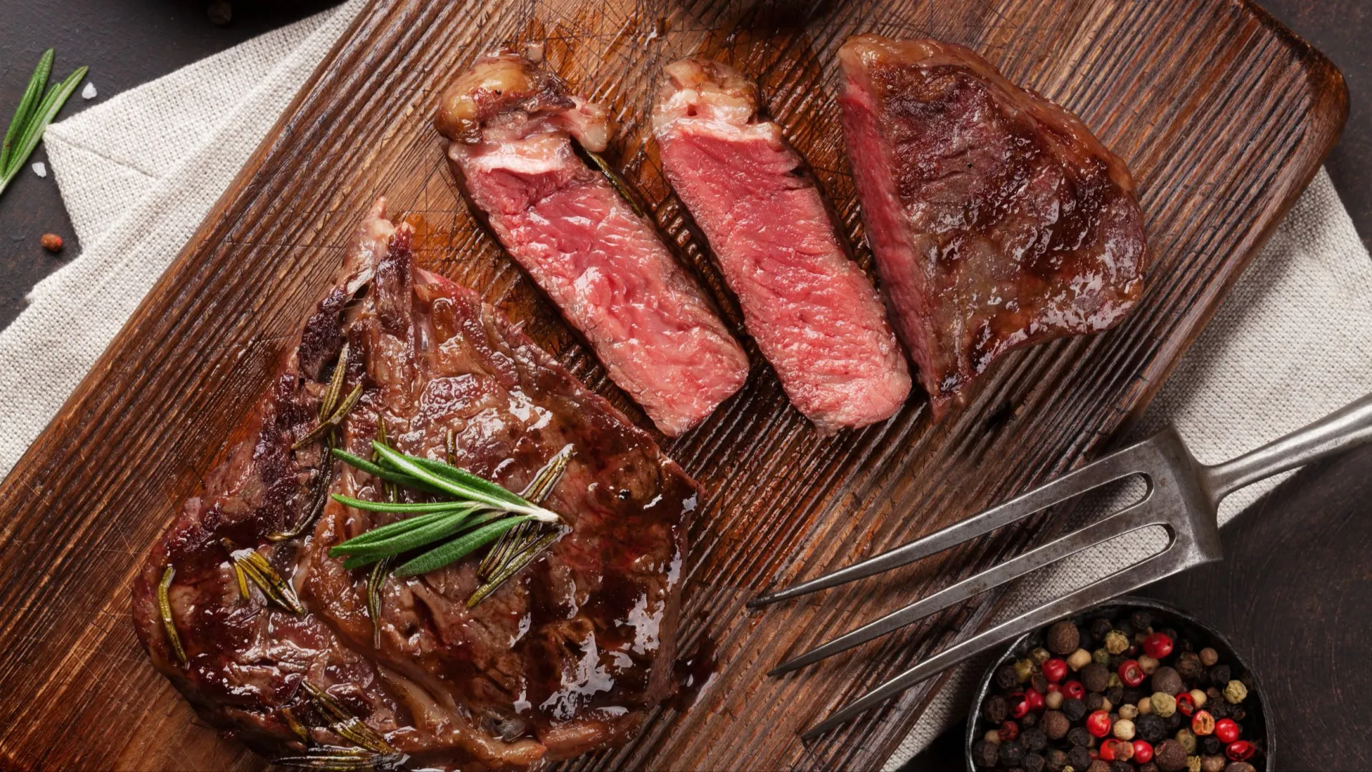 У людей с синдромом беспокойных ног в рационе должно быть красное мясо. Фото: Evgeny Karandaev/Shutterstock/Fotodom