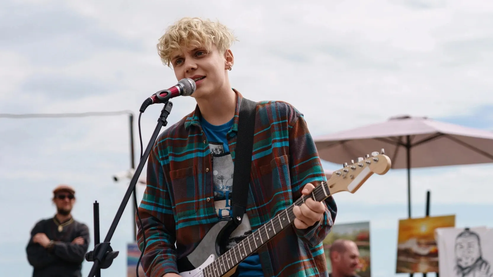 Ваня Дмитриенко на съемках сериала «Плакса». Фото: «РУКИ ВВЕРХ! ПРОДАКШН»/CTC/Wink/kinopoisk.ru