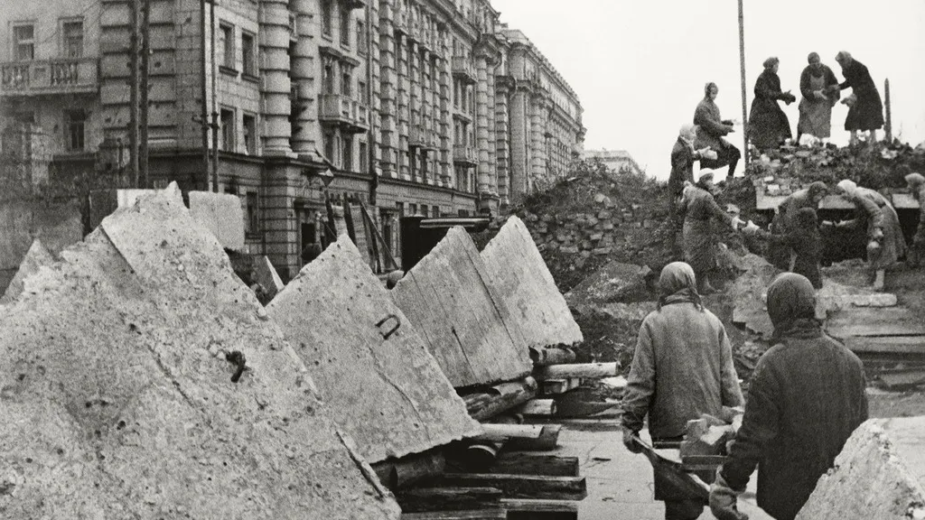 Сооружение огневой точки в блокадном Лениграде. 1941—1944 гг. Фото: Борис Кудояров/МАММ/МДФ/russiainphoto.ru