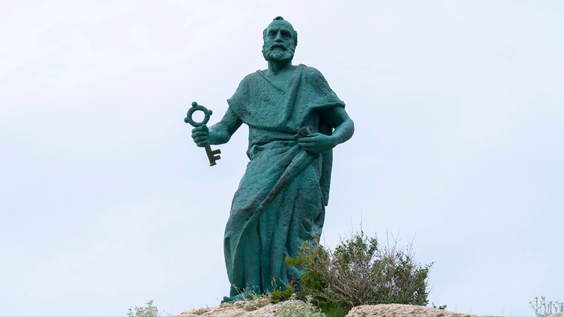 Статуя святого Петра на побережье Макарской Ривьеры, Хорватия. Фото: martin.dlugo/Shutterstock/Fotodom