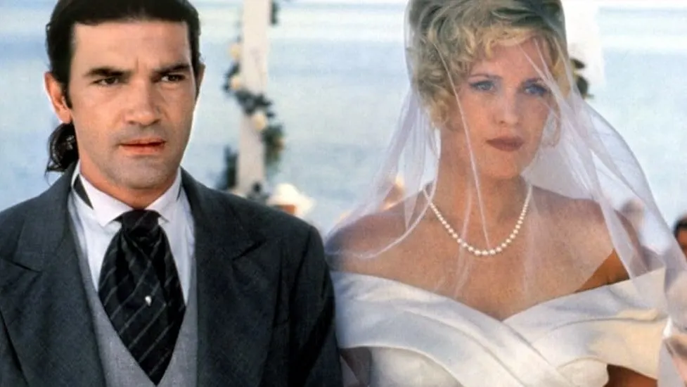 Антонио Бандерас и Мелани Гриффит в фильмPolyGram Filmed Entertainment/е «Двое — это слишком». Фото: Touchstone Pictures/Interscope Communications/Lolafilms S.A./Fernando Trueba Producciones Cinematográficas S.A./Sociedad General de Televisión S.A./West/imdb.com