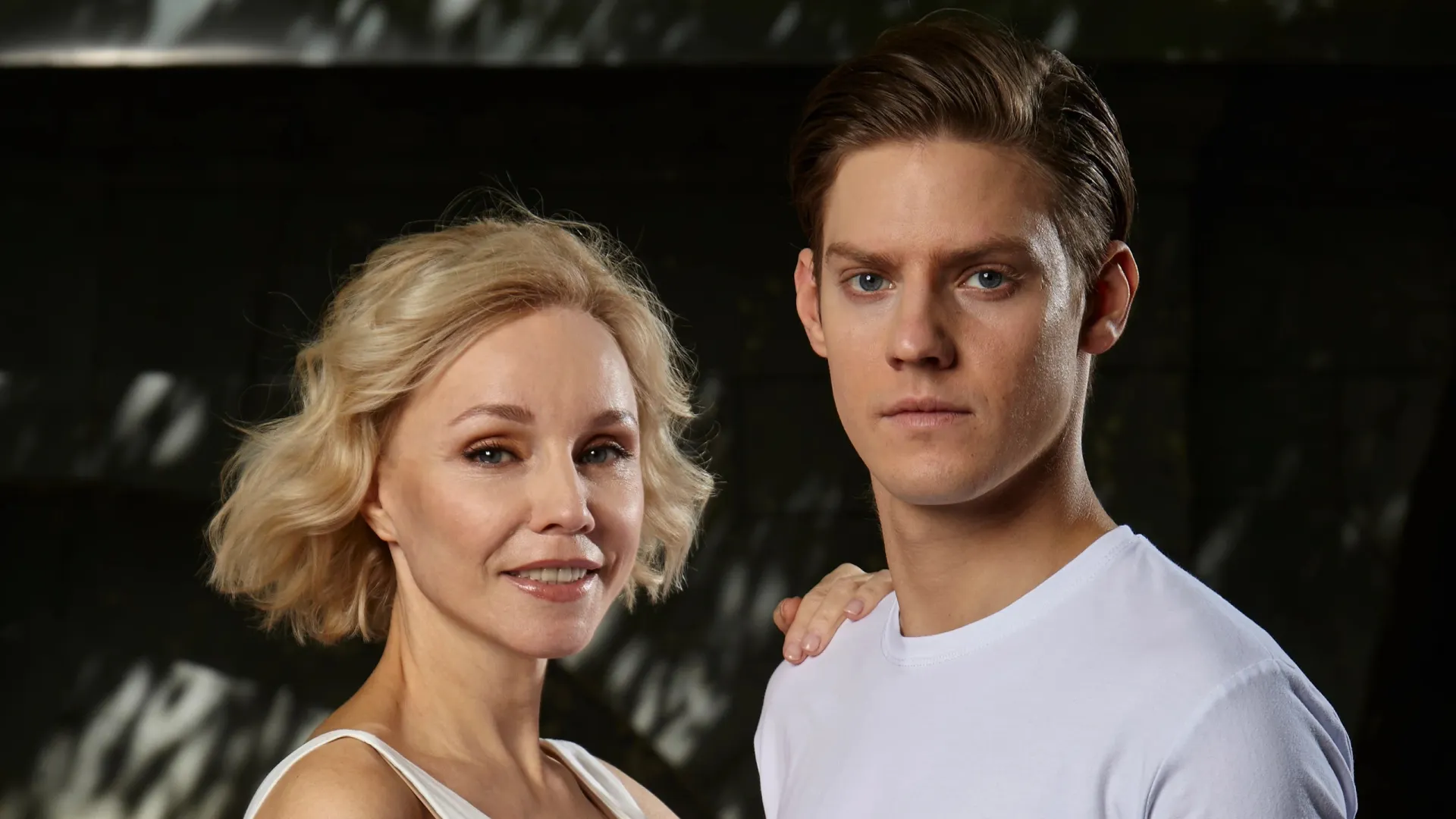 Марина Зудина с сыном Павом Табаковым. Промо сериала «Суперпозиция»/«Вселенная Кино»/«Ящер Пикчерс»/kinopoisk.ru