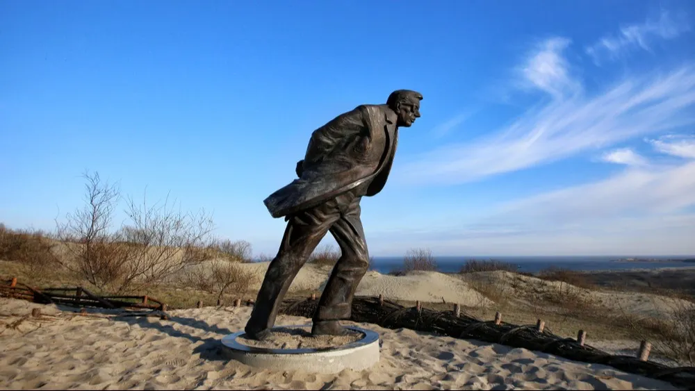 Памятник Жан-Полю Сартру по фотоэскизу Антанаса Суткуса, установленный на дюне Парнидис. Нида, Литва. Фото: Kaliam/Shutterstock/Fotodom