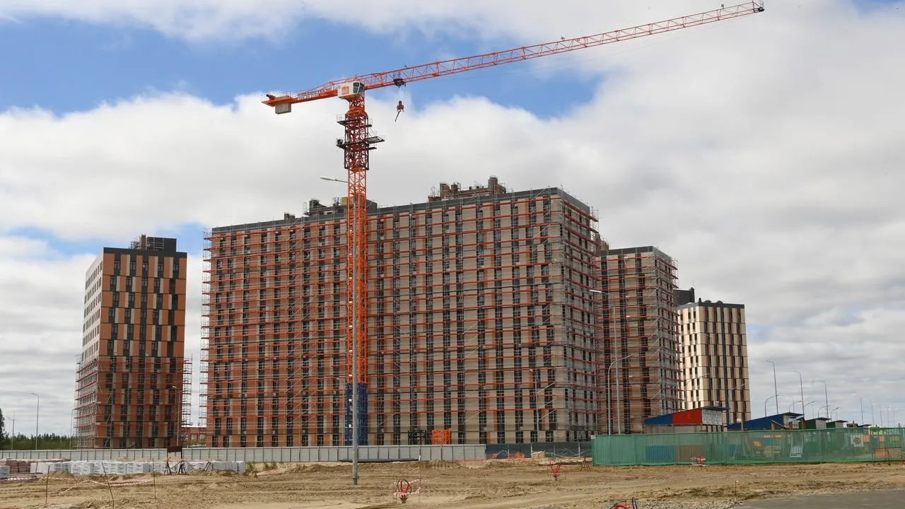 Обдорский микрорайон салехард застройщик. Застройщики ямала. Ямал плаза салехард. Стройка в городе. Застройщики ямала.