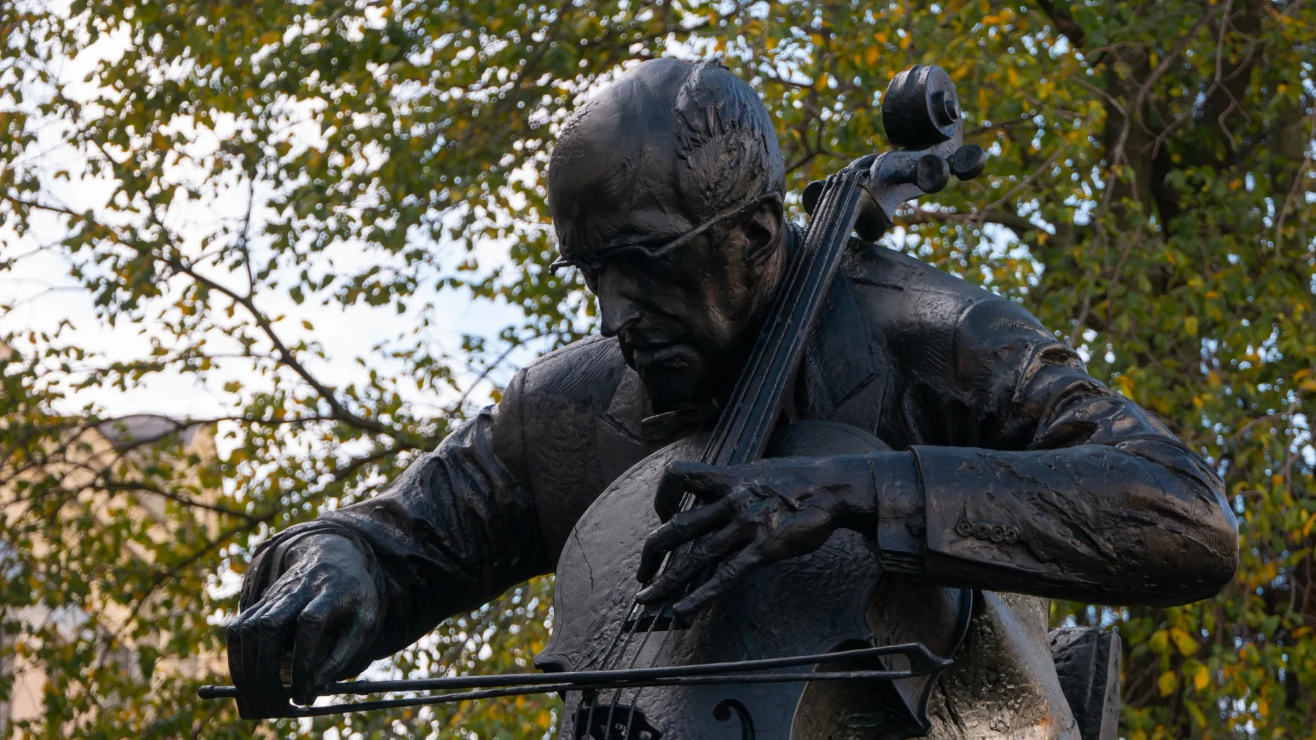 Памятник Ростроповичу в Москве. Исполнение Мстиславом Леопольдовичем Первого концерта для виолончели с оркестром Камиля Сен-Санса признано эталонным. Фото: Alex PakhoMovie/Shutterstock/Fotodom