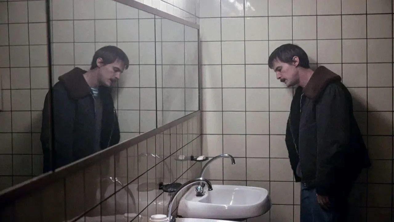 Иван Янковский на съемках сериала «Слово пацана: кровь на асфальте». Фото: «Тумач Продакшн»/АНО «ИРИ»/START/Wink/Телекомпания НТВ/kinopoisk.ru