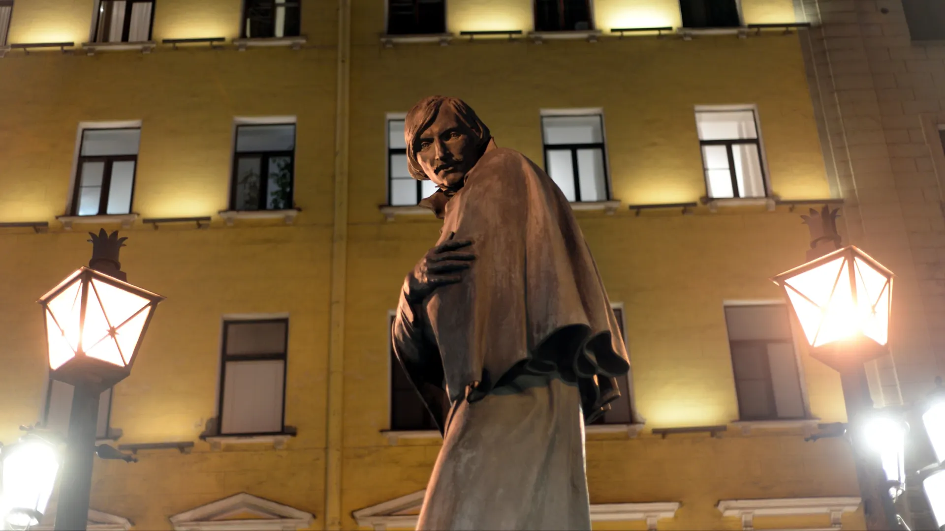 Памятник Н. В. Гоголю в Санкт-Петербурге на Малой Конюшенной улице. Фото: konstantinks/Shutterstock/Fotodom