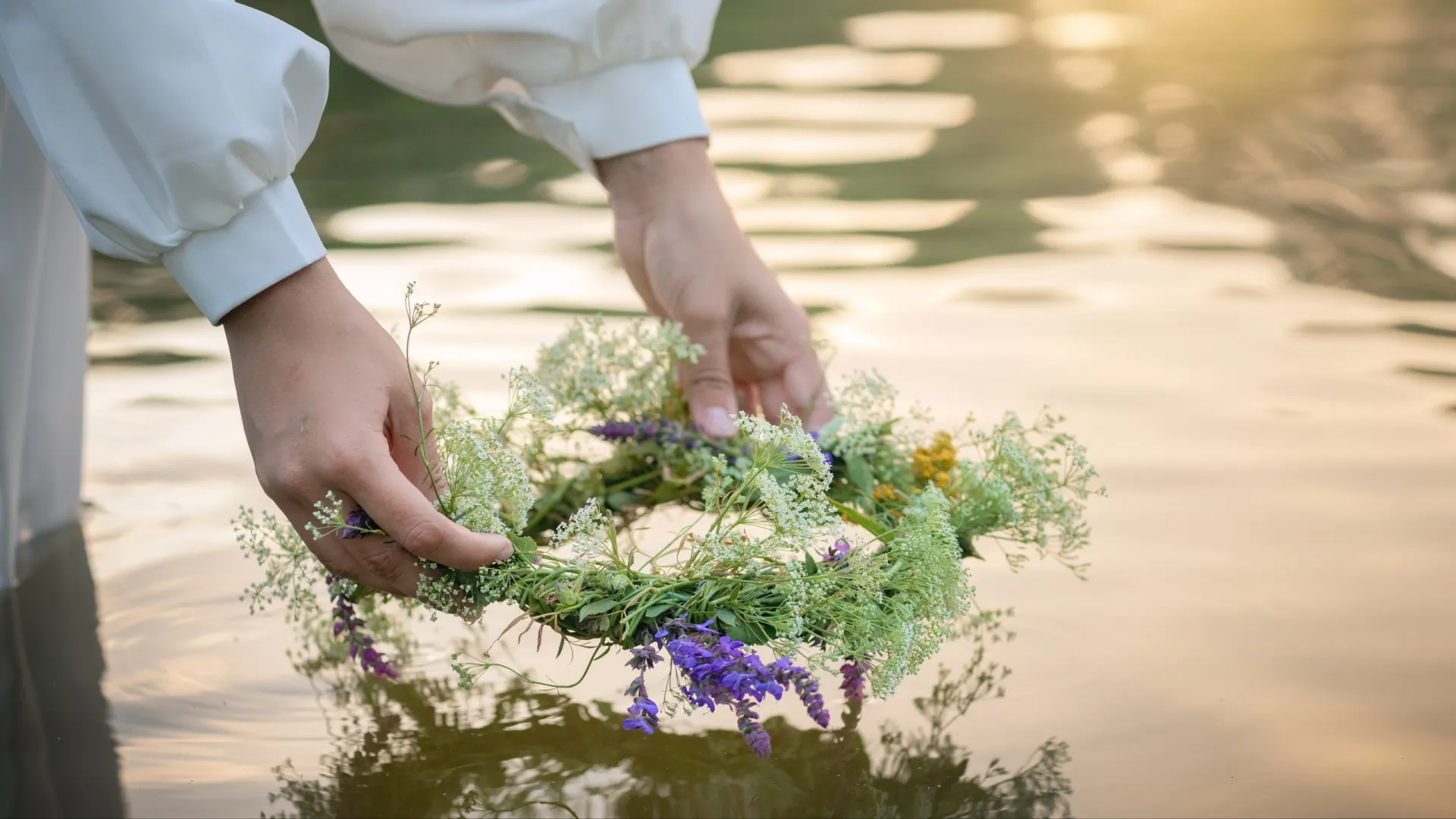 Пускать венки по воде — древний способ гадания на Ивана Купалу. Фото: Leka Sergeeva/Shutterstock/Fotodom
