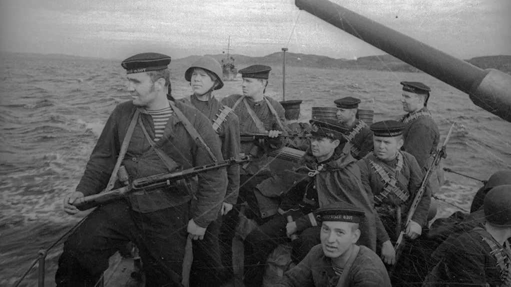 Морской десант перед высадкой на берег. Кольский полуостров. 1941 г. Фото: МАММ/МДФ/russiainphoto.ru