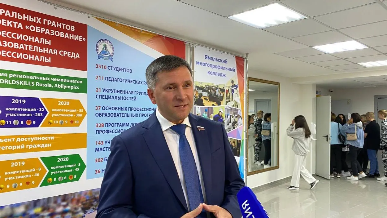 Дмитрий Кобылкин на пресс-подходе. Фото: Пашкова Анна/ «Ямал-Медиа»