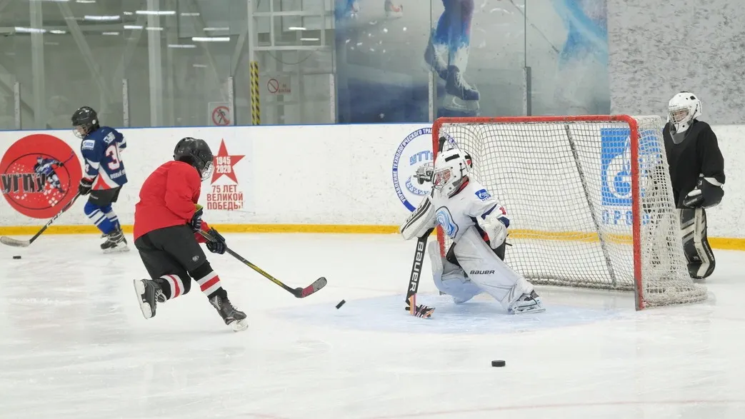 После реконструкции корта «Факел» игры стали проводиться зимой и летом. Фото: предоставлено ООО «Газпром добыча Уренгой»