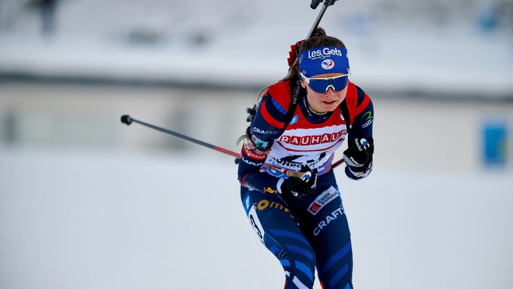 Французскую биатлонистку поймали за порчей винтовки напарницы по сборной