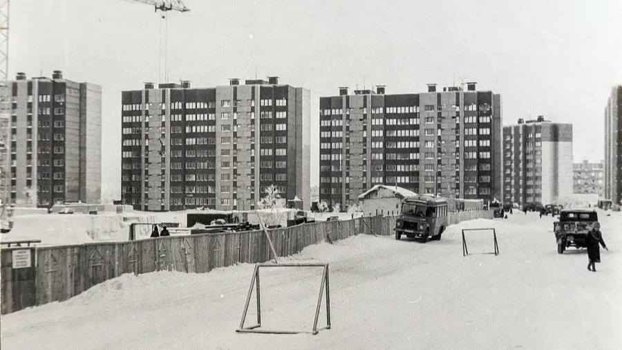 Ворота для дворовых игр в хоккей посреди улицы. Фото: Неизвестный автор, фонд Новоуренгойского городского музея изобразительных искусств.