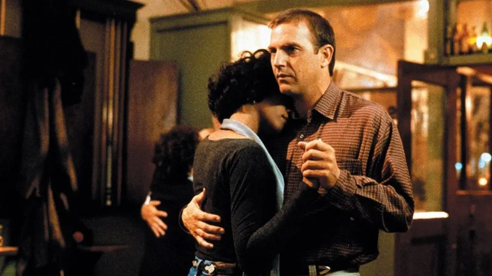 Кадр из фильма «Телохранитель»/Kasdan Pictures/Tig Productions/Warner Bros./kinopoisk.ru