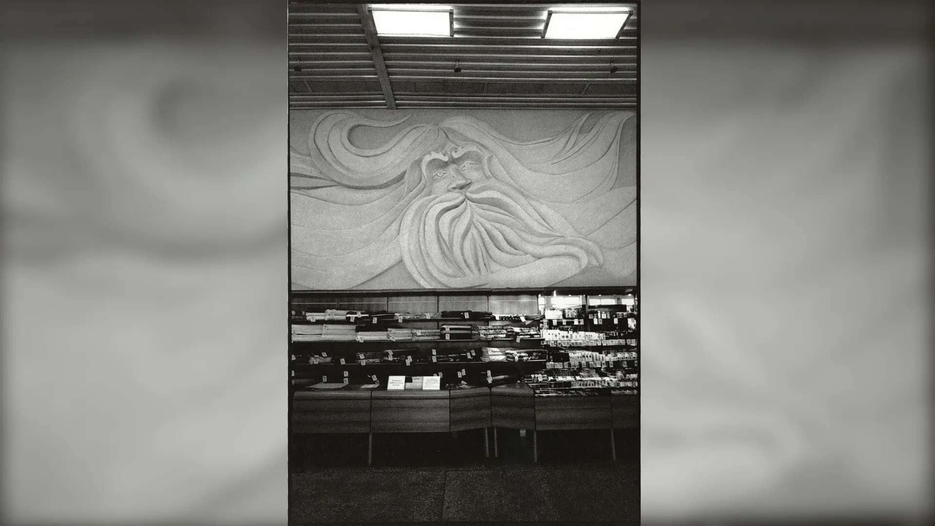 Универмаг «Белые ночи», 1999 год, барельеф на втором этаже. Фото: Джузеппе Торнаторе, группа «Нур в объективе» vk.com.