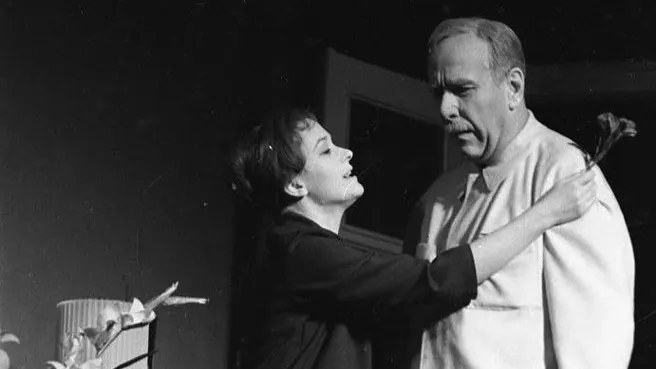 Сцена из спектакля театра имени Моссовета «Затейник». Ростислав Плятт и Валентина Талызина. Фото: Вера Петрусова/МАММ/МДФ/russiainphoto.ru