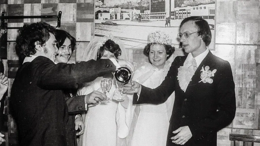 Две свадьбы в один день. Фото: К.С. Акюлов, фонд Новоуренгойского городского музея изобразительных искусств.